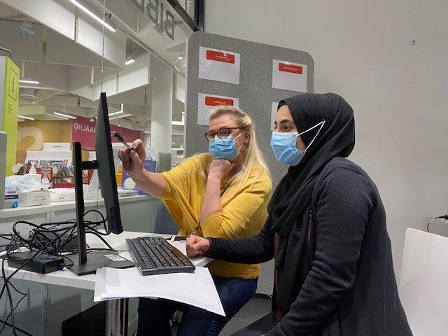 Rådgivningspunkten för invandrare öppnas på servicetorget i Iso Omena tidigast 11.1.2021 eller när coronarestriktionerna hävs. Dessförinnan erbjuds service per telefon. (Foto: Esbo stad / Carola Snell)