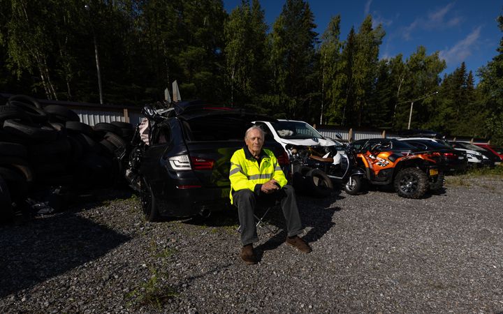 Kalevi Laine har sett hur bältesplikten och den förbättrade säkerhetstekniken i bilarna har bidragit till att antalet omkomna i trafiken har minskat. Foto: Sami Peltoniemi.