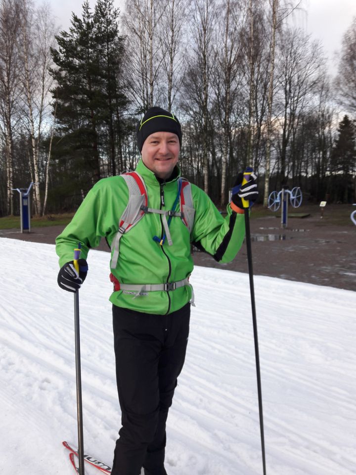 Mika Terhelä tekee mielellään vaativaa ajatustyötä raikkaassa ulkoilmassa. 
Kuva otettu Espoon Oittaalla 30.12.2017.