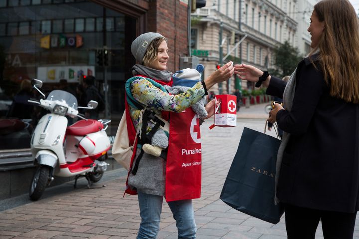 Aino Tuomi-Nikula och 4 månader gamla Vilho samlade in medel i Helsingfors 2017. Foto: Maria Santto / Finlands Röda Kors