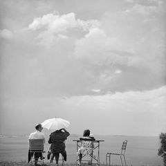 Familj på Pipers Kafé. Vargholmen, Sveaborg, 1960. Bild: Volker von Bonin / Helsingfors stadsmuseum