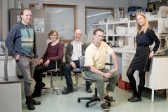 v-o: Olli Vartia (Aalto), Kirsi Jouppila (HY), Kari Saari (Aalto), Ari Seppälä (Aalto) ja Salla Puupponen (Aalto) Kuvasta puuttuvat: Leena Hupa ja Daniel Lindberg (Åbo Akademi), Ilkka Hippinen ja Kati Laakso (Motiva Corporation). Kuva: Meeri Uitti