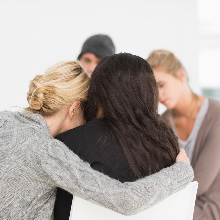 Suomessa kehitetyllä avoimen dialogin hoitomallilla voidaan kustannustehokkaasti auttaa mielenterveysongelmista kärsiviä nuoria ja heidän perheitään. Hoitomalli on sisällytetty myös maailman terveysjärjestö WHO:n mielenterveyshoitoa koskeviin ohjeistuksiin. Kuvituskuva.