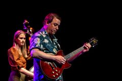 Kaisa Mäensivu, basso ja Kurt Rosenwinkel 3.3.2023 Savoy JAZZFest, kuva Minna Hatinen