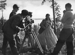 Suomen Filmiteollisuus (SF) Oy:n Mä oksalla ylimmällä -elokuvan (1954) kuvaustilanne. © KAVI