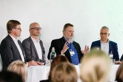 Antti Rantakangas /kesk., Erno Järvinen/MTK ry, Ali Harlin/VTT ja Janne Poranen/Spinnova Oy olivat yhtä mieltä siitä, että neljäs teollinen (puu)vallankumous on alkanut.