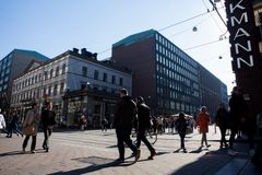 Kävelijöitä Keskuskadulla ja Aleksanterinkadulla. Kuva: Laura Oja