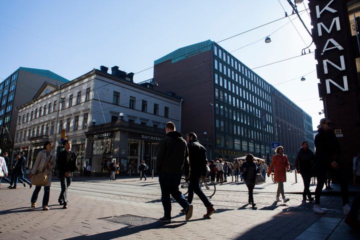 Kävelijöitä Keskuskadulla ja Aleksanterinkadulla. Kuva: Laura Oja