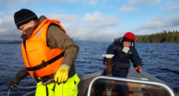 Kimmo T. Tolonen (SYKE) ja Jan Weckström (HY) näytteenotossa. Kuva: Seppo Hellsten, SYKE.