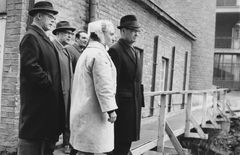 Gunnel Stenbäck katsomassa Diakonissalaitoksen rakennustyömaata 1969.