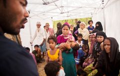 Ensimmäiset potilaat on otettu vastaan Suomen Punaisen Ristin ja Norjan Punaisen Ristin kenttäsairaalassa Cox’s Bazarissa, Bangladeshissa. 

Kuvaaja: Emilia Kangasluoma / Suomen Punainen Risti