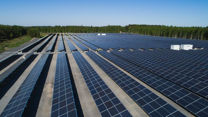 Nurmon Aurinko tuottaa uusiutuvaa aurinkosähköä Suomen suurimmalla aurinkovoimalalla.