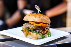 Burger Lovers Festival 2019 yleisöäänestyksen voitti kuopiolaisen Bowl D1nerin Burger5 -hampurilainen. Kuva Antti Suikkari, Burger Lovers Festival