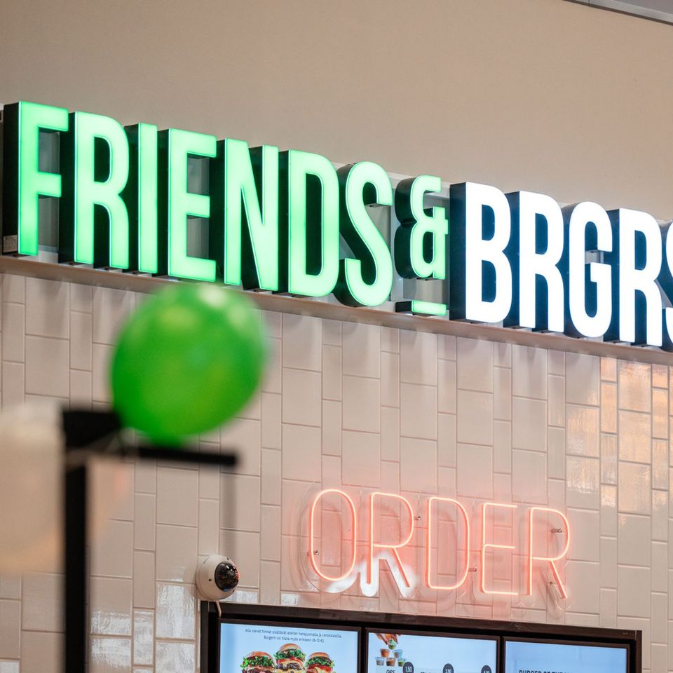 Friends & Brgrs on kotimainen hampurilaisketju, joka valmistaa käsintehdyt burgerit tuoreista suomalaisista raaka-aineista