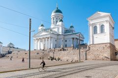 Havainnekuva Senaatintorille tulevista palkituista valaisinpylväistä. Niiden ristiprofiili luo valaisinpylväille paikkaan sidotun, tunnistettavan arkkitehtonisen ilmeen. Kuva: Iikka Airas / Futudesign Oy