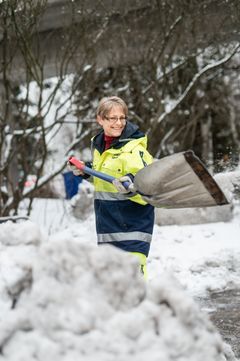 Etumies Niina Loijas lumitöissä. Vaihtoehto kuvalle 1. Kuvaaja Aki Rask.