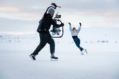 Kuvaaja liikkui Emmin mukana jäällä. Photocredit: Kai Kuusisto / Red Bull Content Pool