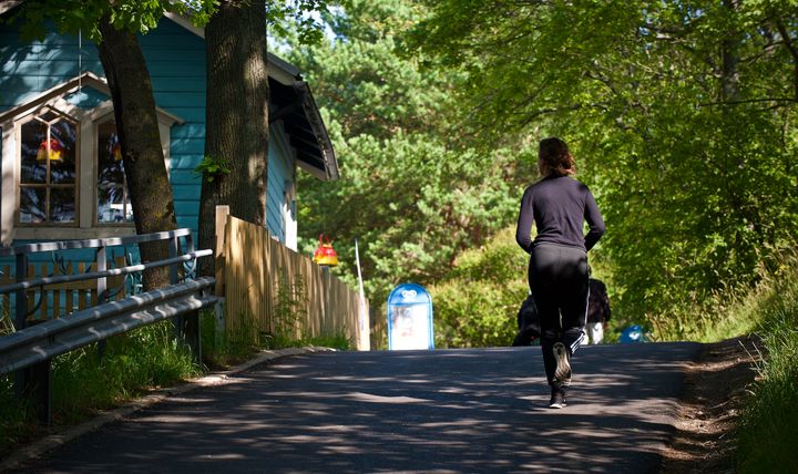 Juoksija Töölönlahdella. Kuva: Harri Pulliainen, Helsingin kaupunki