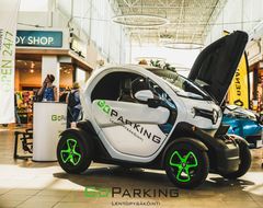 GoParking Twizy vauhdissa kauppakeskus Jumbossa.