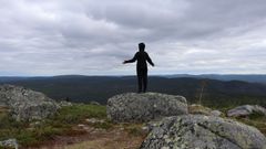 Nykytanssiteos Uusi kietoutuminen käsittelee luontoyhteyttä erilaisten maisemien kautta. Kuva: Mikko Orpana.