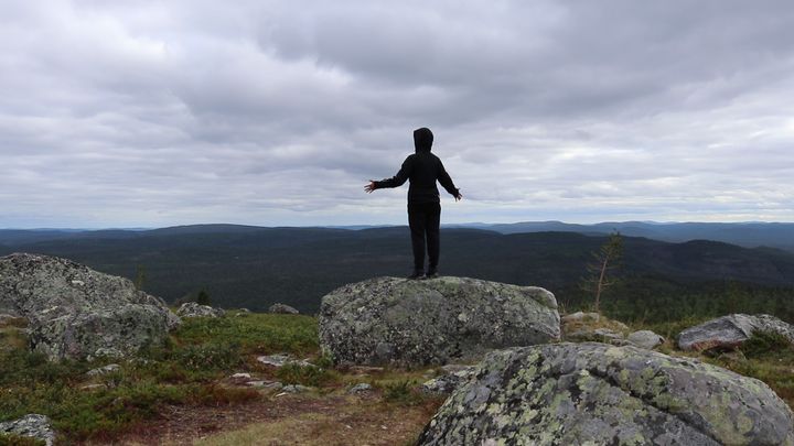 Nykytanssiteos Uusi kietoutuminen käsittelee luontoyhteyttä erilaisten maisemien kautta. Kuva: Mikko Orpana.