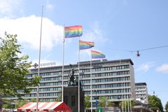 Regnbågsflaggor i flaggstängerna vid gågatan i centrum 2019. Bild: Susanna Saari