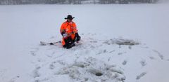 Jäänpaksuuden mittaamista järvellä. Kuva: Juuso Pätynen.