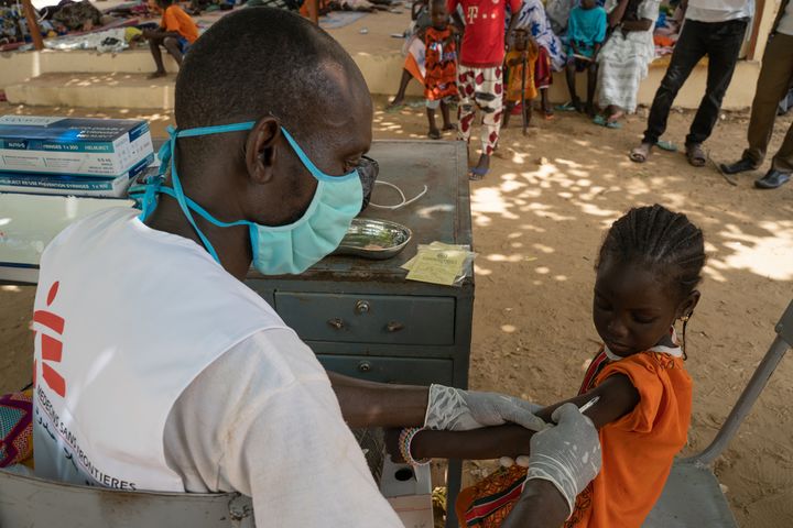 Lapsi sai tuhkarokkorokotten syyskuussa 2020 MSF:n ja Malin terveysministeriön järjestämässä rokotekampanjassa, jossa rokotettiin 60 000 lasta tuhkarokkoa vastaan ja kartoitettiin kaikkien mahdolliset covid-19-oireet.