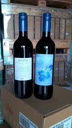 Pinellan oma nimikkopunaviini on sekoitettu Planetan viininvalmistamossa Sisiliassa.