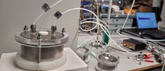 Bakteeriviljelmien tuottamia haihtuvia yhdisteitä analysoitiin protoninsiirtoreaktio-massaspektrometrillä (PTR-MS) ja kaasukromatografia-massaspektrometrillä (GC-MS). kuva: Kajsa Roslund