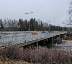 Sammanlagt finns det 21 broar som ska repareras eller förnyas. Av dem finns 11 i Nyland, 5 i Egentliga Tavastland och 5 i Päijänne-Tavastland. I bilden Britasvägens korsningsbroa i Helsingfors.