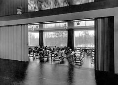 Paimio-tuoleja ja pöytiä parantolan auditoriossa. kuva Gustaf Welin, Alvar Aalto -museo.