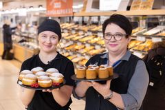 Kuvassa paistopisteen myyjä Nora Oksanen ja hevi- ja leipävastaava Tiia Nurminen Jyväskylän Mestarin Herkusta (kuvaaja: Petri Blomqvist)