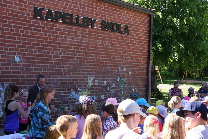 Kuvassa Kapellbyn skolan yhteinen taideteos julkistetaan.