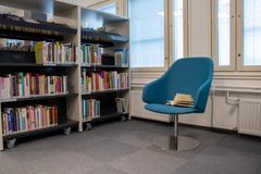 Kirjastosta löytyy erilaisia tuoleja, joihin voi istahtaa lukemaan ja tutustumaan aineistoon.