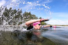 Uintiosuuksilla voi käyttää apuvälineinä kellukkeita tai lättäreitä, käsivetoja tehostavia levyjä. Kuva: Jarno Artika/Puruvesi SwimRun.