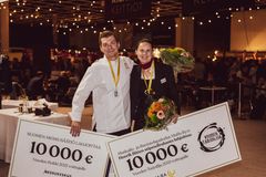 Vuoden Kokki 2021 -kilpailun on voittanut Kim Päivästö (Ravintola Inari, Helsinki) ja Vuoden Tarjoilija 2021 -kilpailun Henna Kolehmainen (Ravinteli Huber, Tampere). (Kuva: Messukeskus Helsinki)
