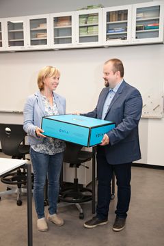 Voimala-oppimispaketin Rantakylän yhteinäiskoululle lahjoittivat STUL ryn Etelä-Savon sähkö- ja teleurakoitsijat. Heitä edusti Markku Hakkarainen.