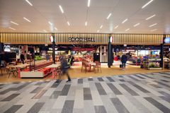 Helsinki-Vantaan lentoaseman tuloaulan food hall -ravintolamaailma. Kuva vapaasti tiedotusvälineiden käytössä.