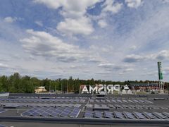 Prisman katolle on asennettu 850 aurinkopaneelia. Aurinkoisena kesäpäivänä jopa lähes puolet myymälän käyttämästä sähköstä tulee auringosta.
