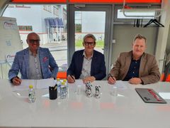 Kuvassa Foston Jarno Lahtinen ja Kera Groupin Juha Nieminen sekä Seppo Nieminen allekirjoittavat sopimuksen liiketoimintakaupasta.