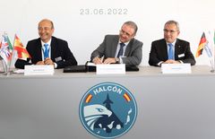 Carlo Mancusi, Eurofighter CEO (left), Lt Gen Miguel Ángel Martín Peréz, General Manager of NETMA (center) and Gerhard Bähr, EUROJET CEO (right) sign the respective contracts for Project Halcón