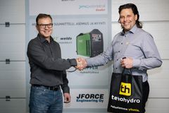 Jforce Engineeringin omistaja Jani Forsgren myi yrityksensä osakekannan Tehohydrolle, jonka toimitusjohtaja Teemu Nurmi on kuvassa oikealla.
