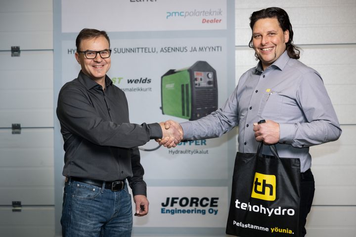 Jforce Engineeringin omistaja Jani Forsgren myi yrityksensä osakekannan Tehohydrolle, jonka toimitusjohtaja Teemu Nurmi on kuvassa oikealla.