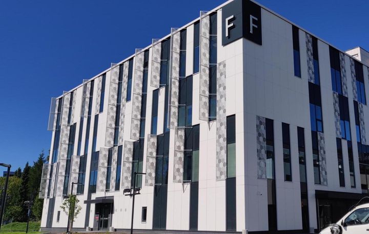 Tays Keskussairaalan uusi F-rakennus valmistui aikataulussa urakoitsijoiden välisen kumppanuusmallin avulla. Kohteen urakoitsijat muodostivat työyhteenliittymän, johon kuuluivat Aki Hyrkkönen Oy, Alasen Rakennus Oy, Tammelan Talotekniikka Oy ja DDC-Tekniikka Oy. Rakennukseen sijoittuvat kliininen isotooppilääketiede ja verisairauksien keskus.