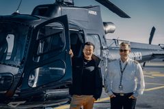 Oma liikennelupa ja Air Operator Certificate mahdollistavat Helsinki Citycopterille itsenäisen operoinnin ja uusien palvelutuotteiden, lentoreittien ja yritystoiminnan yleisen kehittämisen. Uuden suomalaisen lentoyhtiön laivasto kasvaa tänä keväänä kahdella täysin uudella huippuluokan Airbus ACH130 -helikopterilla. Kuvassa Helsinki Citycopterin perustajat Joonas Nurmi (vas) ja Ari Kallinen sekä yhtiön käyttämä Airbus H125 -helikopteri. Kuva: Helsinki Citycopter