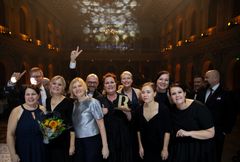 Spring Housen ja Varman yhteistyötiimi iloitsee voitosta Vuoden rekrytointiteko -kategoriassa. Kuva: Petri Virkkunen / Duunitori