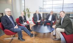 Yhteistyösopimuksen allekirjoittajat yhteiskuvassa: Pelastusopiston koulutusjohtaja Pekka Rantala (vas.), Kriisinhallintakeskuksen kehittämispäällikkö Päivi Kuosmanen, Laurea-ammattikorkeakoulun rehtori, toimitusjohtaja Jouni Koski, Poliisiammattikorkeakoulun hallintojohtaja Timo Rajala sekä johtaja Hannu Kiehelä Rikosseuraamusalankoulutuskeskuksesta.