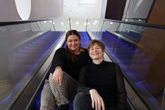 Ohjaaja Marika Vapaavuori ja kapellimestari Anja Bihlmaier tapasivat Tampere-talossa tammikuussa 2021. Kuva: Anne Sivula