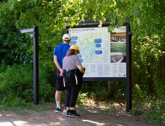 Vanhankaupunginlahden luontoalueelle on tuotu neljä uutta opastaulua sekä uusia opasviittoja. Alueella voi kulkea myös mobiilioppaan citynature.eu avulla. Kuva: Leena Junnila.